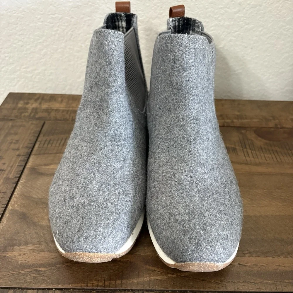 BOC Born Boots Womens 8-9 Kara Ankle Chelsea Booties‎ Gray Faux Wool Pull On